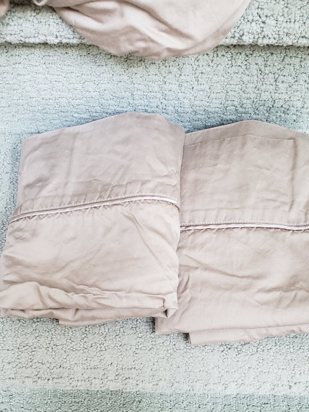 2 sets of queen sheets (fitted and flat + 2 pillowcases for each set). - Picture 3 of 4